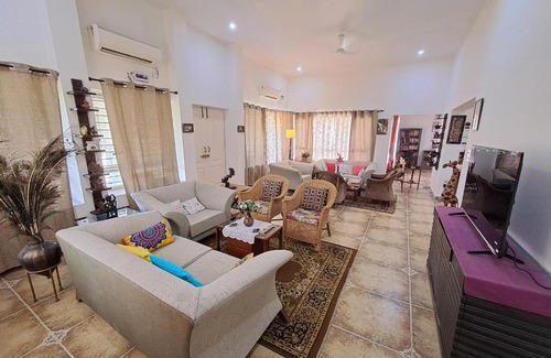 Faridabad House | Relaxing Hostie Jacranda: 3BHK Farmhouse Near Delhi