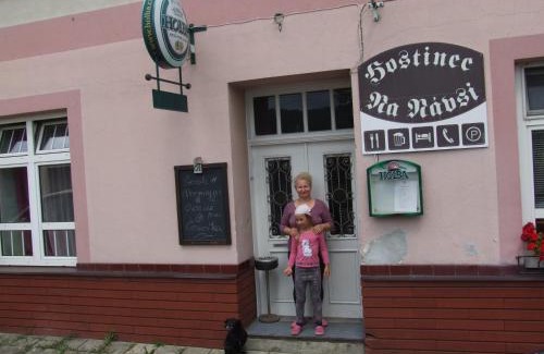 Uhelna House | Pet-Friendly Stay at Hostinec Na Návsi with Breakfast Included