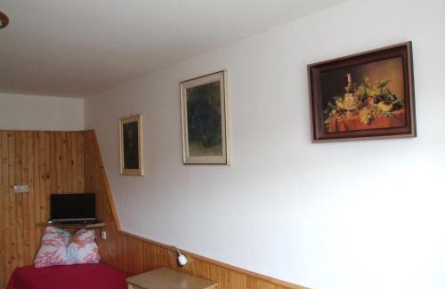 Uhelna House | Pet-Friendly Stay at Hostinec Na Návsi with Breakfast Included