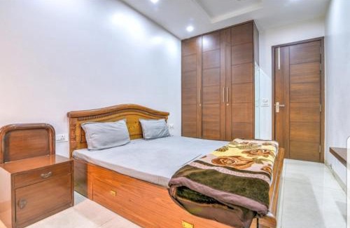 Kalkaji Apartment | Cozy 3BHK Apartment in Downtown | Pet-Friendly Stay
