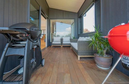 Rings Beach House | Guest Rated 9.8: Hosts on the Coast Ātaahua for Families