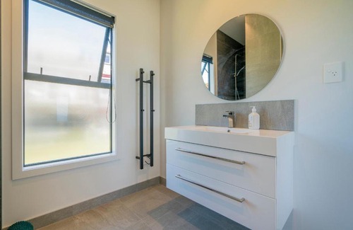Rings Beach House | Guest Rated 9.8: Hosts on the Coast Ātaahua for Families