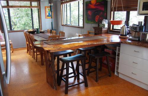 Whangamata House | Oceanfront Getaway at Hosts on the Coast - Oasis on Ocean