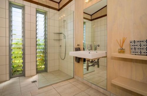 Whitianga House | Whitianga Bliss: Family-Friendly Retreat with High Ratings
