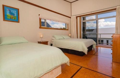 Whitianga House | Whitianga Bliss: Family-Friendly Retreat with High Ratings