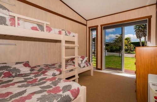 Whitianga House | Whitianga Bliss: Family-Friendly Retreat with High Ratings