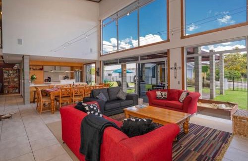 Whitianga House | Whitianga Bliss: Family-Friendly Retreat with High Ratings