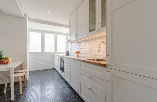 Lordelo do Ouro e Massarelos Apartment | HostWise - Bright & Spacious Flat w/Garage