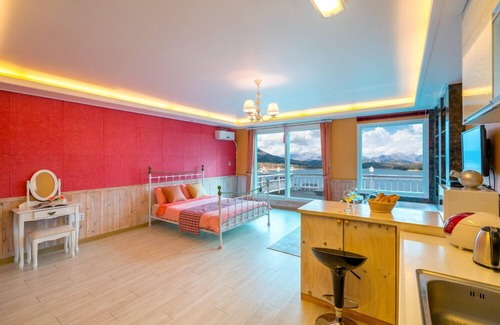 Jecheon Apartment | Hosu Ilchul Pension: Family-Friendly Stay with Breakfast