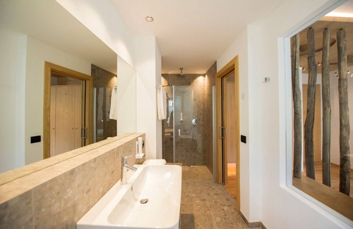 Tramin Hotel | Highly Rated Hotel Goldene Traube with Pool & Family Amenities