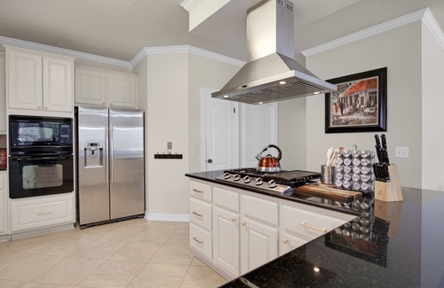 Austin House | Relaxing Spa Retreat with 4 Bedrooms & Private Backyard