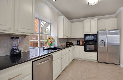 Austin House | Relaxing Spa Retreat with 4 Bedrooms & Private Backyard