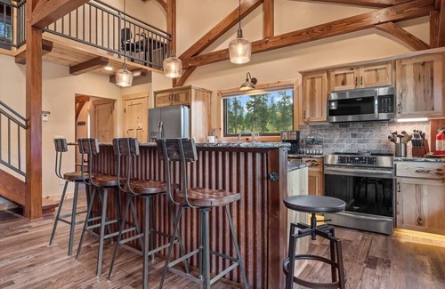 Custer Apartment | Premier Hot Shot Hideaway Steps from Custer Attractions