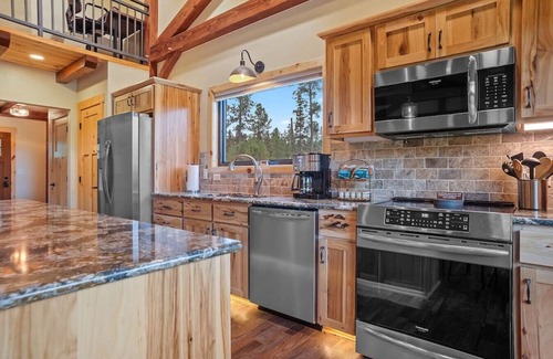 Custer Apartment | Premier Hot Shot Hideaway Steps from Custer Attractions