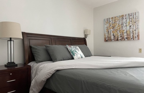 Bay Crest Park House | Exceptional Spa Retreat with Pool, Minutes to Airport