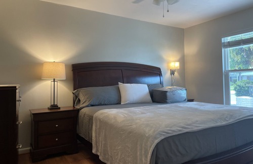 Bay Crest Park House | Exceptional Spa Retreat with Pool, Minutes to Airport