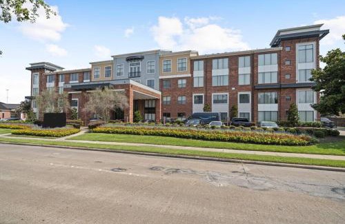 Brookhollow Apartment | Modern Hot Spot Loft Near Galleria with Pool & Breakfast