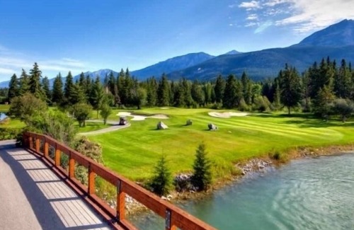 East Kootenay Cabin | Pet-Friendly Hot Springs Cabin with Ocean View & Spa