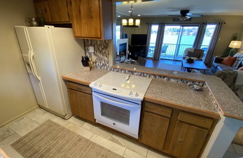 Lake Hamilton Condo | Lakefront 2 Bedroom Condo Near Oaklawn with Boat Slip