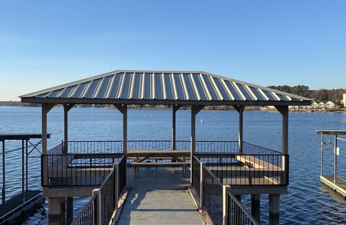 Lake Hamilton Condo | Lakefront 2 Bedroom Condo Near Oaklawn with Boat Slip