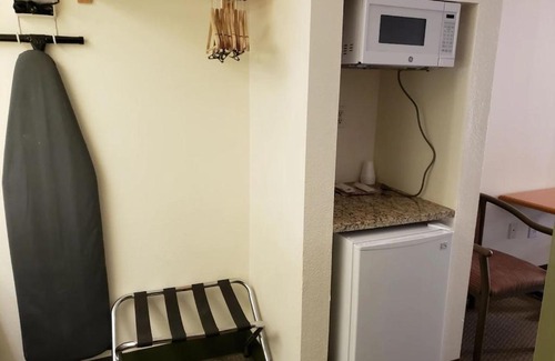 Hot Springs Village Hotel | Relax at Hot Springs Village Inn: Pet-Friendly Retreat