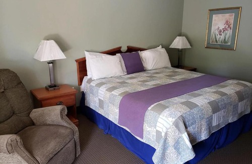 Hot Springs Village Hotel | Relax at Hot Springs Village Inn: Pet-Friendly Retreat