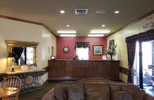 Hot Springs Village Hotel | Relax at Hot Springs Village Inn: Pet-Friendly Retreat