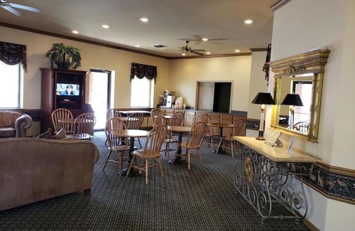 Hot Springs Village Hotel | Relax at Hot Springs Village Inn: Pet-Friendly Retreat