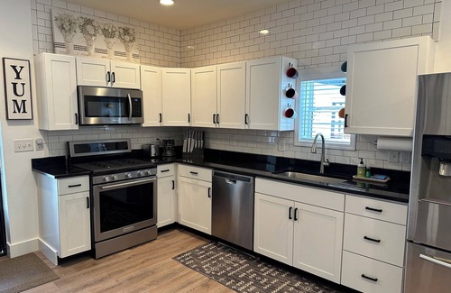 Fortville House | HOT TUB: 3 bed 1.5 bath - Step Free Entry- Sleeps 6-New Remodel-Comfy Furniture