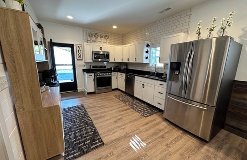 Fortville House | HOT TUB: 3 bed 1.5 bath - Step Free Entry- Sleeps 6-New Remodel-Comfy Furniture