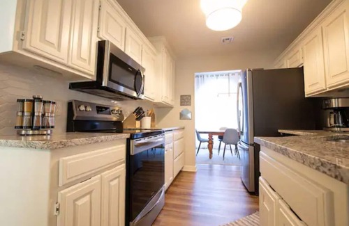Rogers House | Relaxing Retreat with Hot Tub Near i49 - Rated 10/10