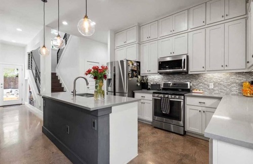 Chestnut House | Relaxing Retreat with Hot Tub & Free Parking at The Apex