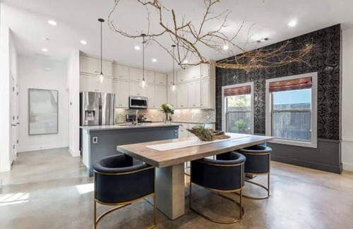 Chestnut House | Relaxing Retreat with Hot Tub & Free Parking at The Apex