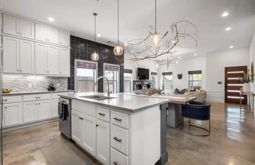 Chestnut House | Relaxing Retreat with Hot Tub & Free Parking at The Apex