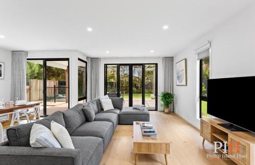 Cape Woolamai House | Family-Friendly 4Bdr Home with Relaxing Hot Tub Retreat