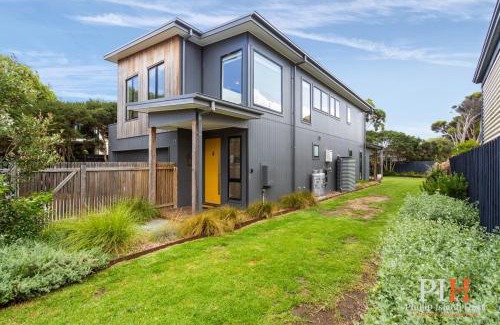 Cape Woolamai House | Family-Friendly 4Bdr Home with Relaxing Hot Tub Retreat