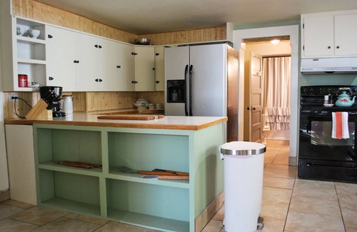 Manila House | Ideal Retreat: Hot Tub, Playground & Steps to Lake