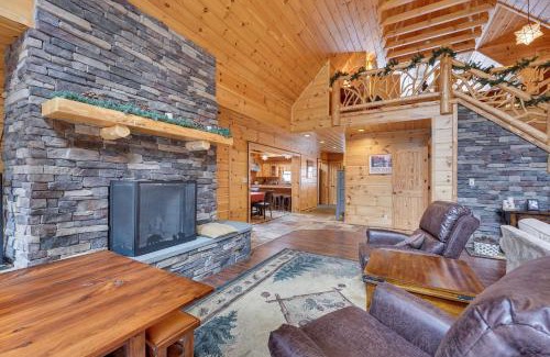 Old Forge House | Inviting Waterfront Cabin in Old Forge with Pool Access