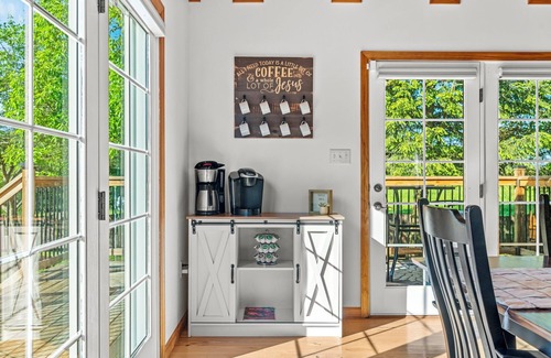 Honey Grove House | Relax at Mountain Serenity Retreat with Hot Tub & Game Room
