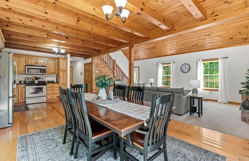 Honey Grove House | Relax at Mountain Serenity Retreat with Hot Tub & Game Room