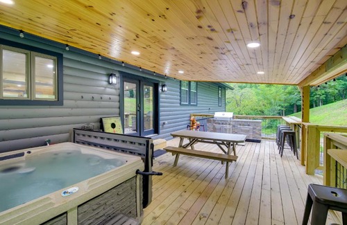 Gatlinburg - Pigeon Forge House | Serene Sevierville Cabin with Hot Tub & Game Room Awaits!
