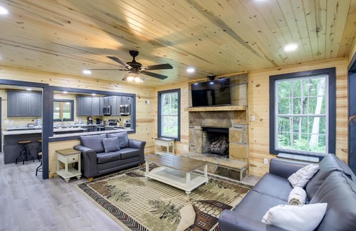 Gatlinburg - Pigeon Forge House | Serene Sevierville Cabin with Hot Tub & Game Room Awaits!