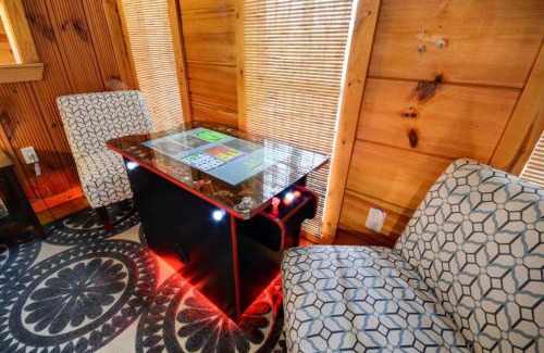 Campton House | Hot Tub Arcade WiFi Whispering Winds RRG