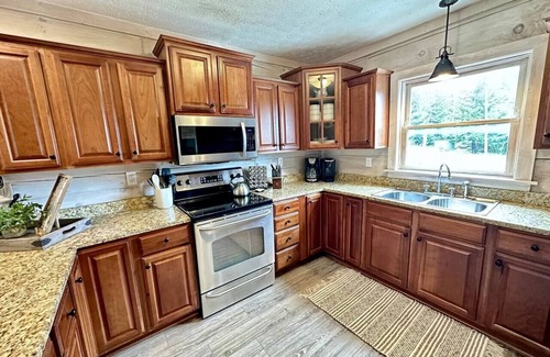 Snowshoe House | Unforgettable Ski-In/Out Retreat with Hot Tub & Fun Amenities