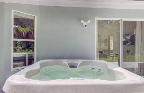 North Port House | Relaxing Getaway with Hot Tub, Breakfast & Close to Beaches