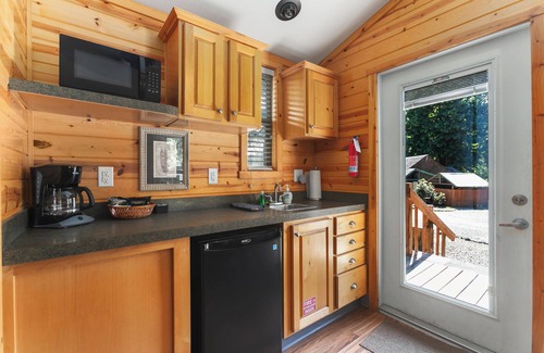 Union Cabin | Relaxing Hot Tub Cabin #9 with Pet-Friendly Amenities