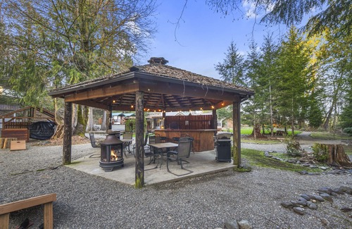 Union Cabin | Relaxing Hot Tub Cabin #9 with Pet-Friendly Amenities