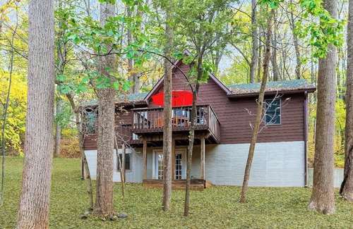Kabletown Cabin | Cozy Cabin with Hot Tub, Game Room & Pet-Friendly Perks