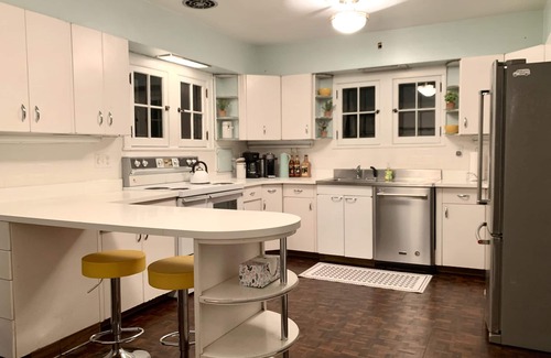 South Bend House | Relaxing Oasis with Hot Tub & Nespresso Bar - 10/10 Rated