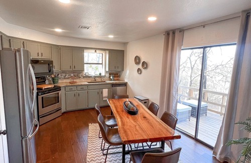 Sulphur Cabin | Family-Friendly Cabin with Hot Tub in the Woods